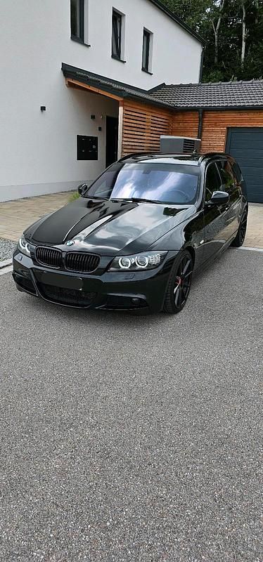 Schwarz Gebraucht 2010 BMW 330 M Sport Kombi | 10.249 € (Teuer) - Bild 1/4