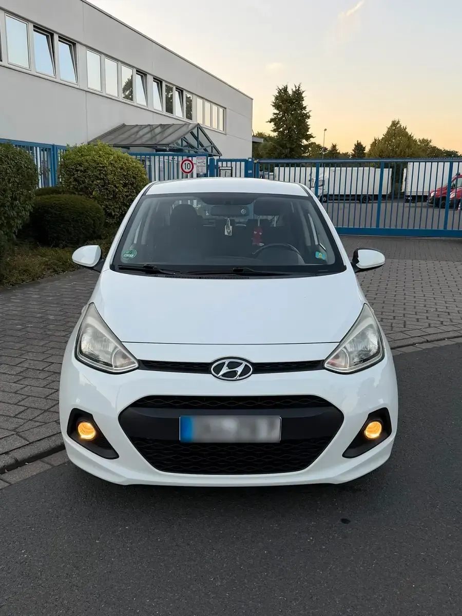Gebraucht Hyundai i10 87 PS (63 kW) 2015 Weiß Kleinwagen