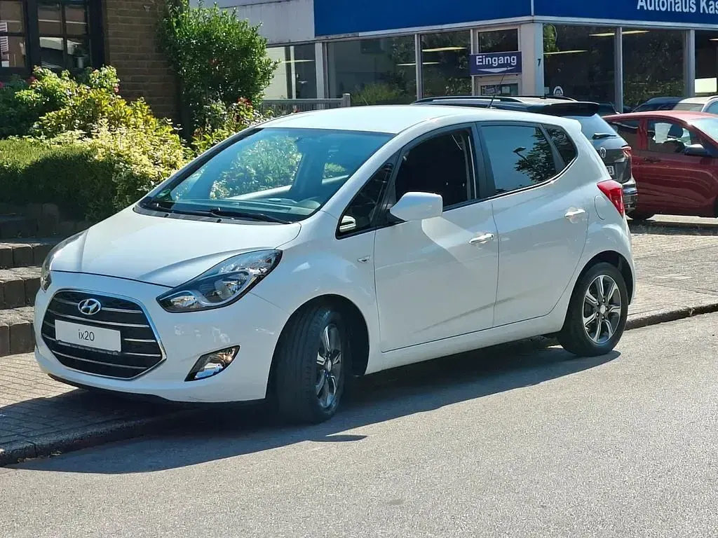 Gebraucht Hyundai i20 Space 90 PS (66 kW) 2018 Weiß Van / Kleinbus