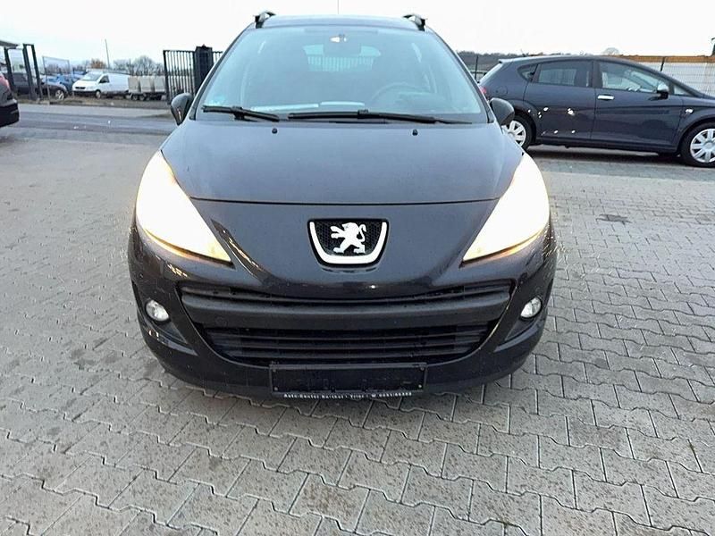 Gebraucht Peugeot 207 Urban Move 95 PS (69 kW) 2010 Schwarz Limousine