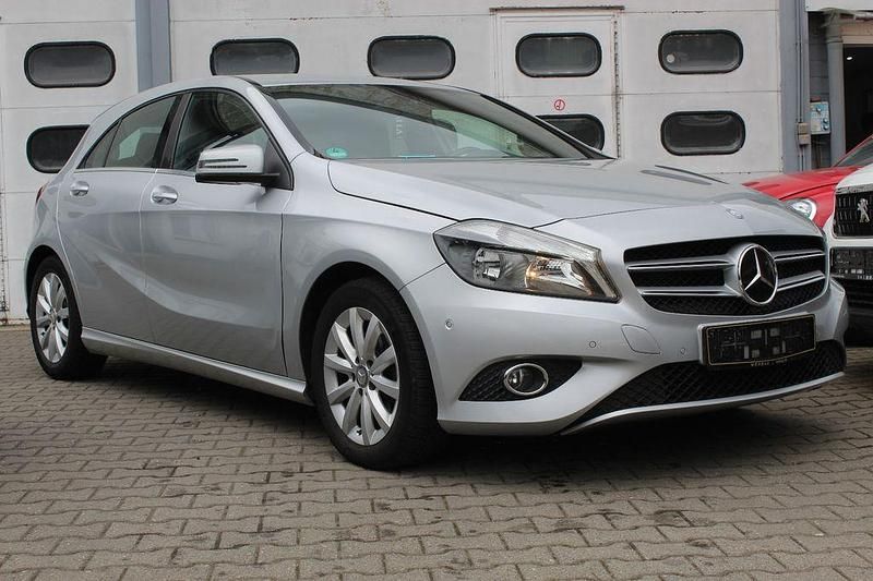Gebraucht Mercedes A180 Urban 122 PS (89 kW) 2014 Silber Limousine