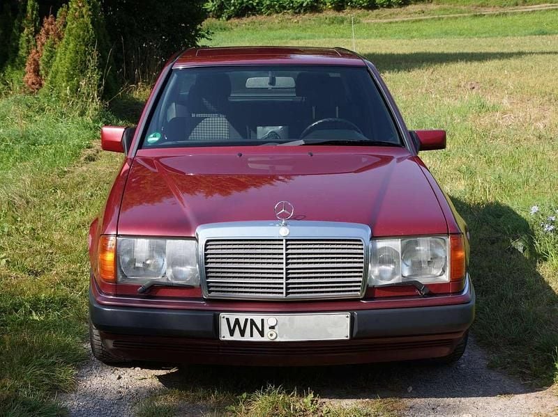 Rot Gebraucht 1991 Mercedes E260 Limousine | 7.990 € - Bild 1/4