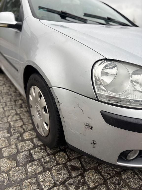 Second-hand VW Golf IV 105 CP (77 kW) 2004 Argintiu Berlinǎ