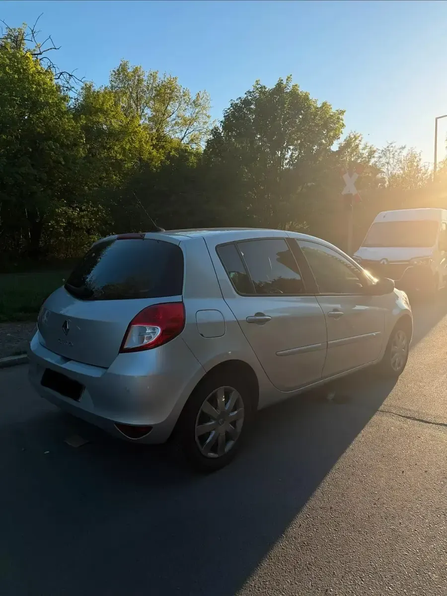 Brugt Renault Clio II Luxe 111 HK (81 kW) 2011 Sølv Hatchback