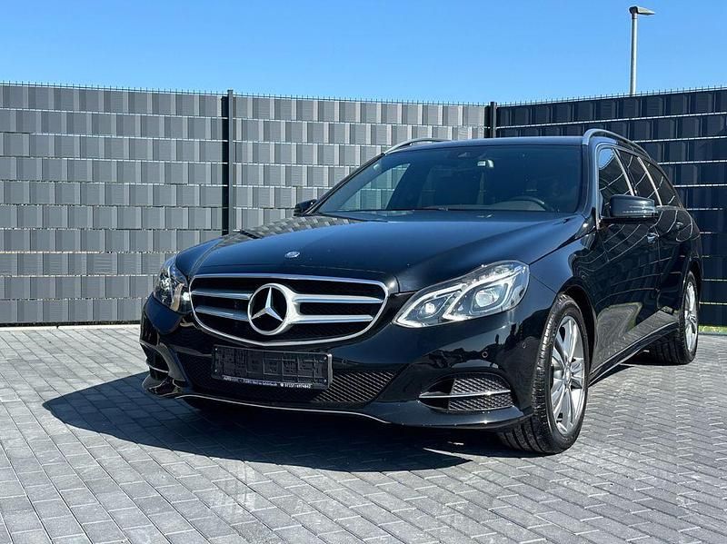 Schwarz Gebraucht 2013 Mercedes E200 Avantgarde Limousine | 15.990 € (Fairer Preis) - Bild 1/4