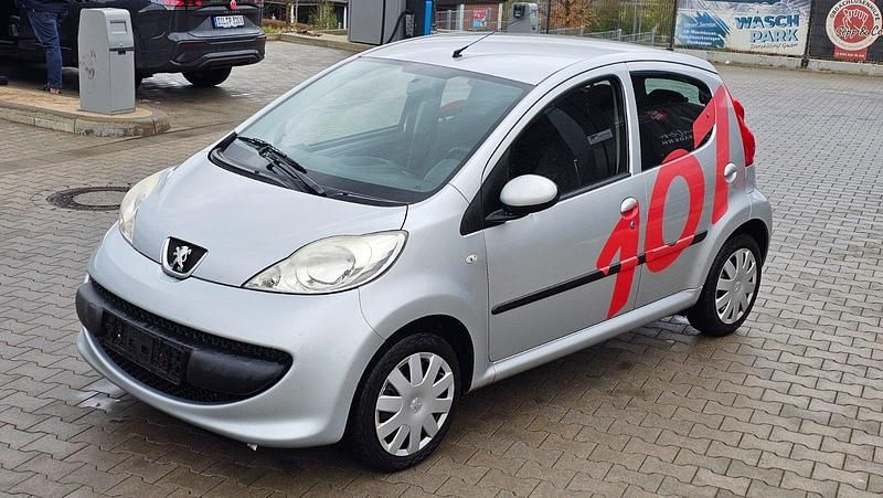 Silber Gebraucht 2005 Peugeot 107 Kleinwagen | 499 € (Superpreis) - Bild 1/4