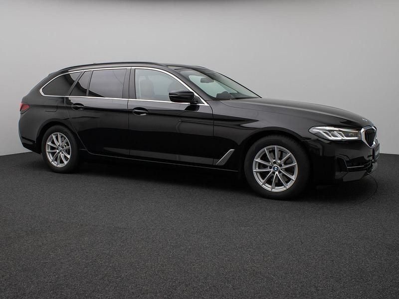 Gebraucht BMW 520 M Sport 190 PS (139 kW) 2023 Schwarz 2668 Kombi