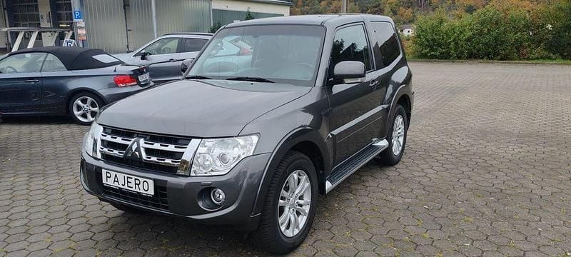 Grau Gebraucht 2012 Mitsubishi Pajero Intense SUV | 28.490 € (Teuer) - Bild 1/4