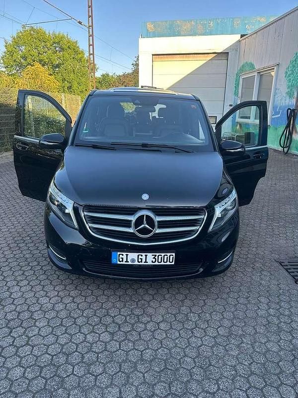 Schwarz Gebraucht 2017 Mercedes V250 Edition Van / Kleinbus | 37.500 € (Etwas zu teuer) - Bild 1/4