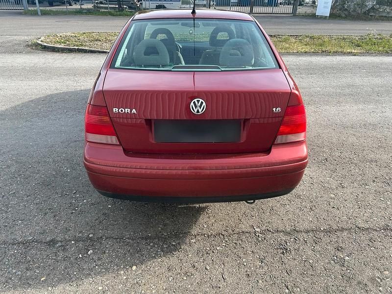 Second-hand VW Bora 101 CP (74 kW) 2000 Roșu Berlinǎ