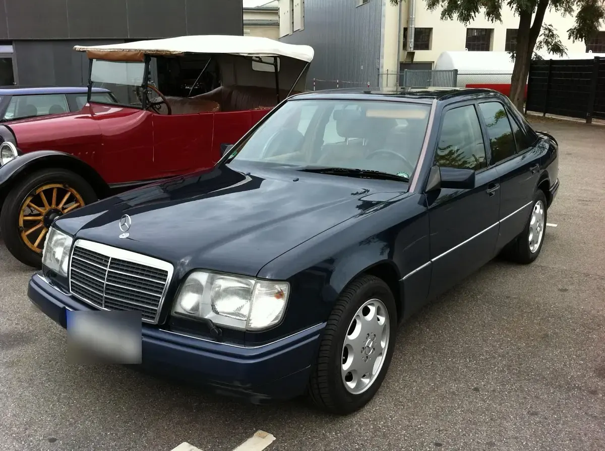 Używany Mercedes E420 279 KM (205 kW) 1994 Niebieski Sedan/Limuzyna
