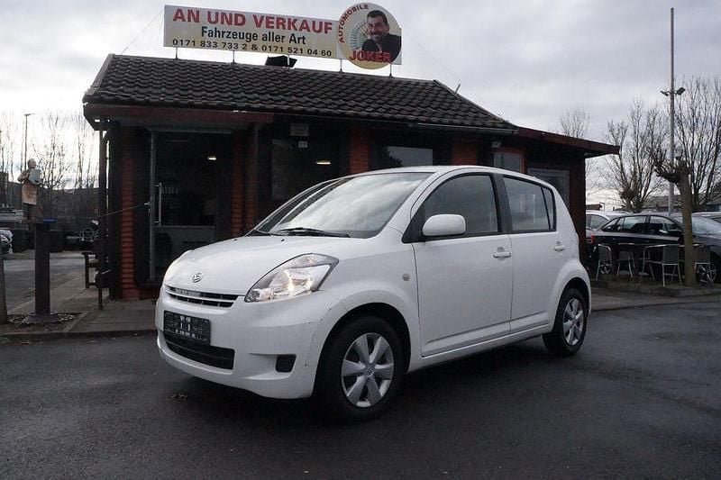 Gebraucht Daihatsu Sirion 69 PS (50 kW) 2009 Weiß Kleinwagen
