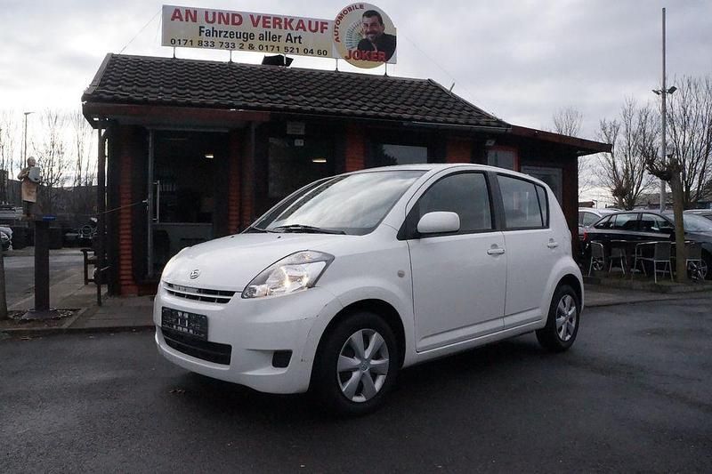 Weiß Gebraucht 2009 Daihatsu Sirion Kleinwagen | 1.990 € (Fairer Preis) - Bild 1/4