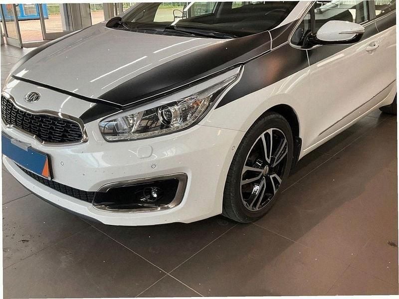 Weiß Gebraucht 2015 Kia Ceed Platinum Edition Kleinwagen | 10.899 € (Guter Preis) - Bild 1/4