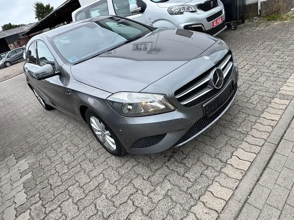 Gebraucht Mercedes A180 Style 122 PS (89 kW) 2015 Grau Kleinwagen