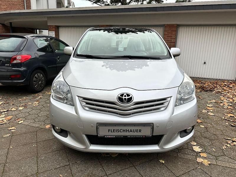 Gebraucht Toyota Verso Edition 126 PS (92 kW) 2011 Silber Van / Kleinbus