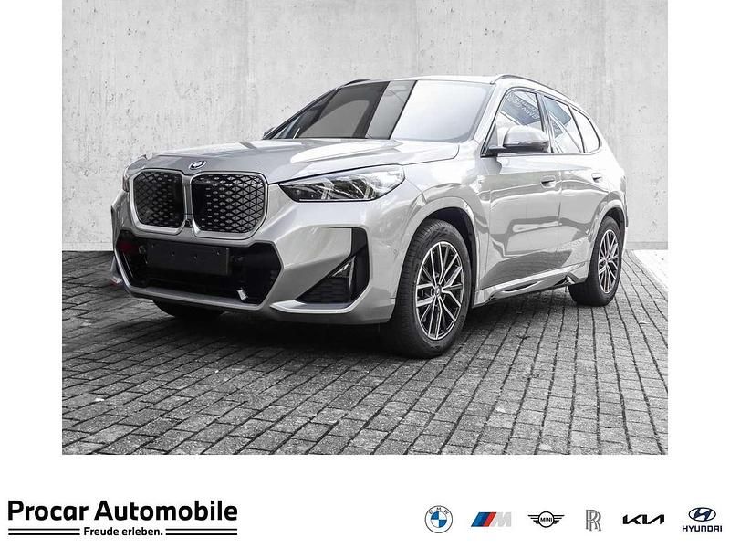 Spacesilber metallic Neu 2025 BMW iX1 M Sport SUV | 55.499 € (Fairer Preis) - Bild 1/4