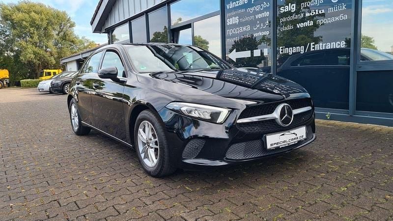 Schwarz Gebraucht 2019 Mercedes A180 Style Limousine | 19.490 € (Guter Preis) - Bild 1/4