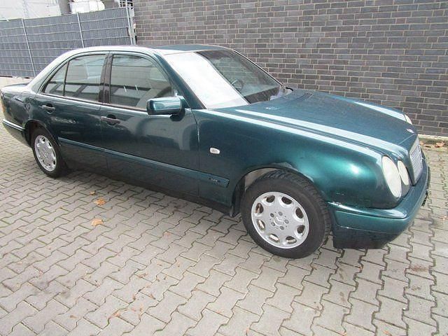 Gebraucht Mercedes E200 Classic 136 PS (100 kW) 1997 Grün metallic Limousine