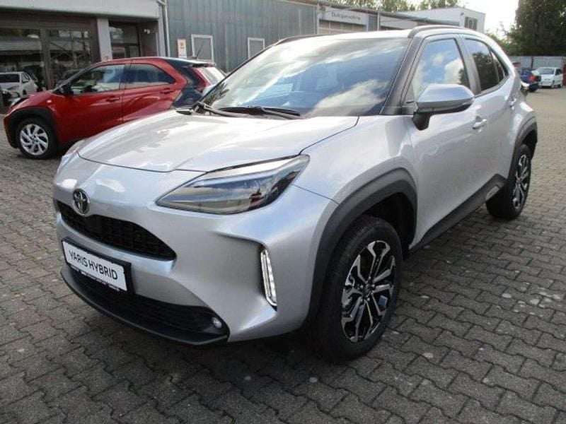 1l0 shimmering silver Neu 2025 Toyota Yaris Cross SUV | 29.790 € (Fairer Preis) - Bild 1/4