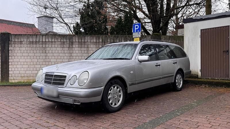 Silber Gebraucht 1997 Mercedes E230 Kombi | 1.500 € (Guter Preis) - Bild 1/4
