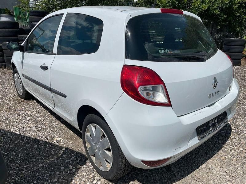 Gebraucht Renault Clio III Expression 68 PS (50 kW) 2009 Weiß Limousine