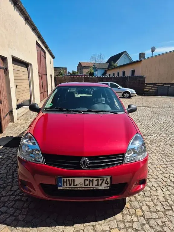 Używany Renault Clio II Authentique 58 KM (42 kW) 2010 Czerwony Sedan/Limuzyna