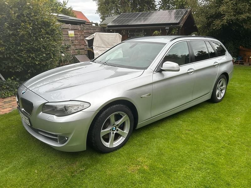 Silber Gebraucht 2011 BMW 523 Kombi | 9.750 € (Fairer Preis) - Bild 1/4