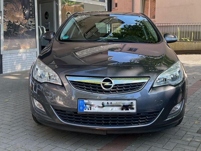 Grau Gebraucht 2010 Opel Astra Edition Limousine | 5.800 € (Teuer) - Bild 1/4