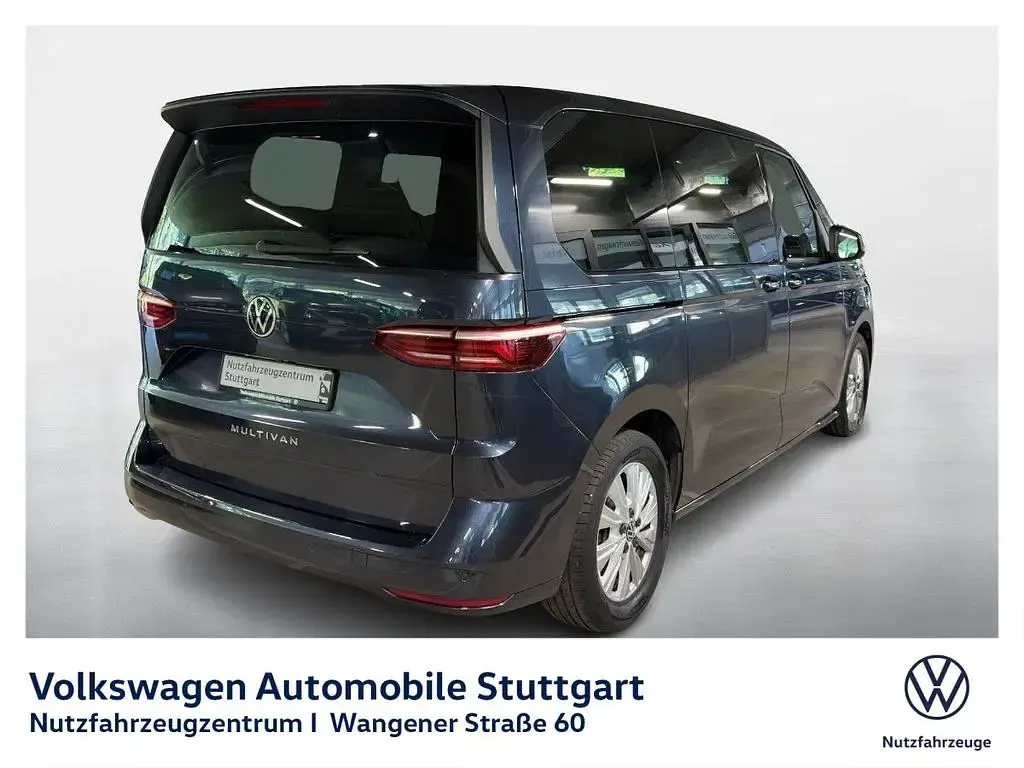 Gebraucht VW Multivan Life 150 PS (110 kW) 2023 Starlight blue metallic Van / Kleinbus