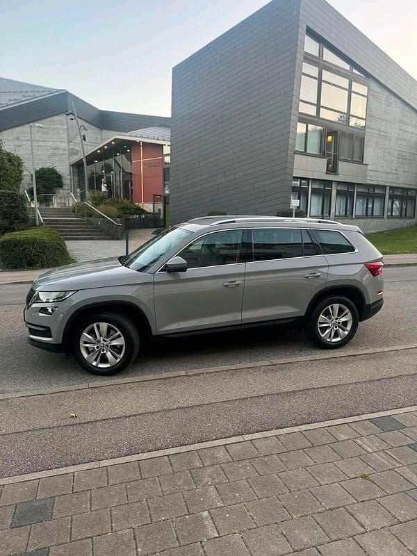 Grau Gebraucht 2019 Skoda Kodiaq Style SUV | 20.500 € (Fairer Preis) - Bild 1/4
