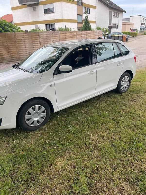 Weiß Gebraucht 2012 Skoda Rapid Kombi | 8.000 € (Fairer Preis) - Bild 1/4