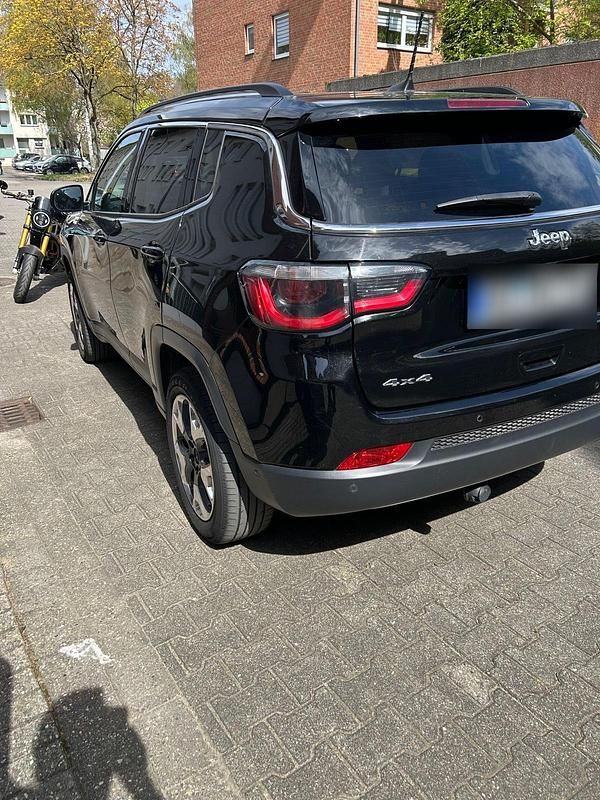 Second-hand Jeep Compass 190 CP (139 kW) 2018 Negru SUV