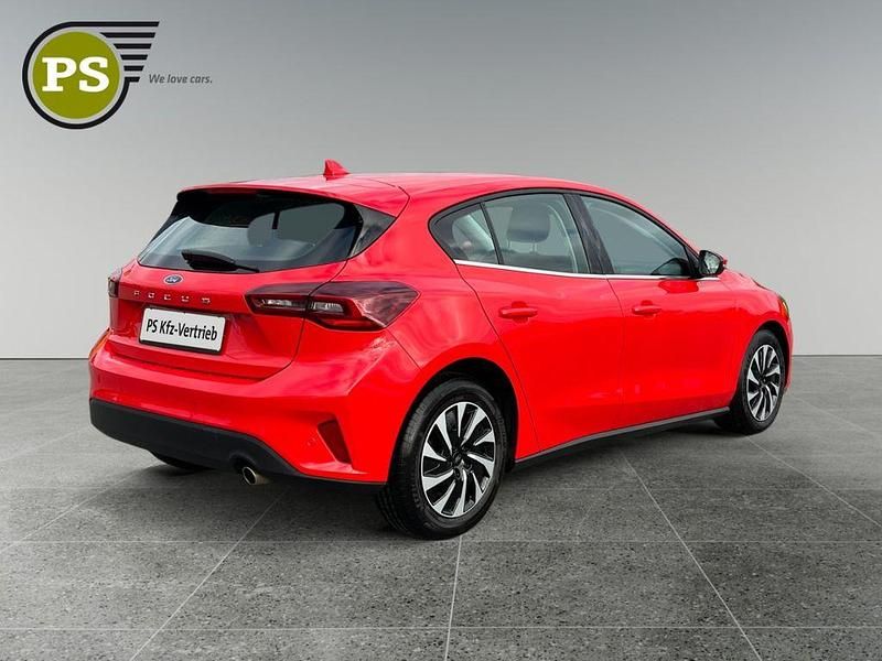 Gebraucht Ford Focus Titanium 125 PS (91 kW) 2022 Rot Limousine