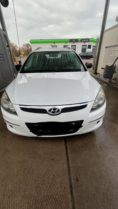 Weiß Gebraucht 2009 Hyundai i30 Kombi | 2.899 € (Fairer Preis) - Bild 1/4