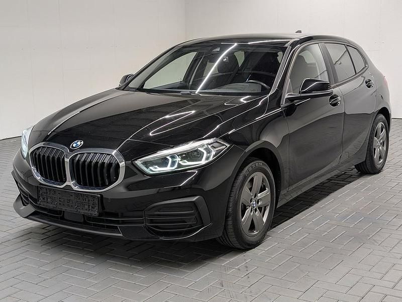 Schwarz (schwarz) Gebraucht 2021 BMW 118 Kleinwagen | 17.980 € (Fairer Preis) - Bild 1/4