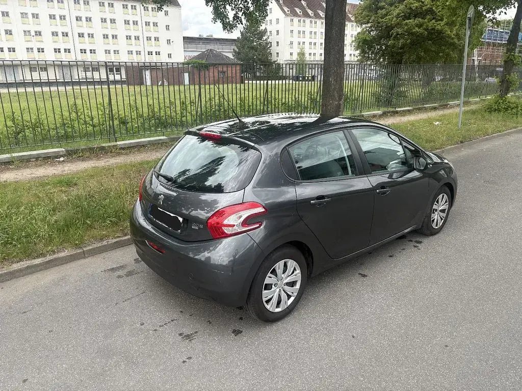 Gebraucht Peugeot 208 Active 92 PS (67 kW) 2014 Grau Kleinwagen
