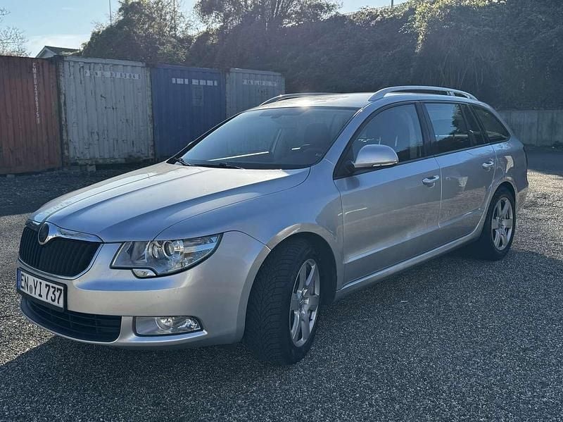 Gebraucht Skoda Superb Elegance 160 PS (117 kW) 2012 Grau Kombi
