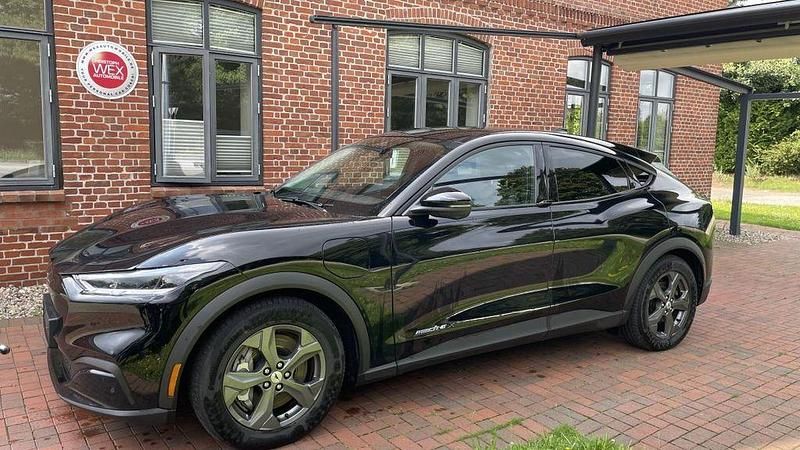 Schwarz (iridiumschwarz metallic) Gebraucht 2022 Ford Mustang Mach-E Basis SUV | 31.900 € (Guter Preis) - Bild 1/4
