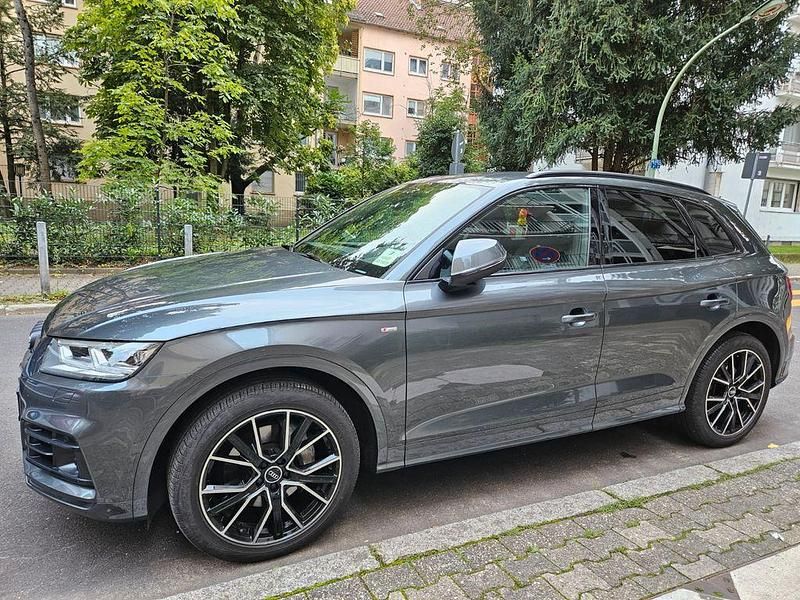 Grau Gebraucht 2020 Audi Q5 Sport SUV | 42.499 € (Teuer) - Bild 1/4
