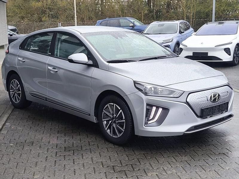 Gebraucht Hyundai Ioniq Trend 100 kW (136 PS) 2022 Typhoon silver / met Kleinwagen