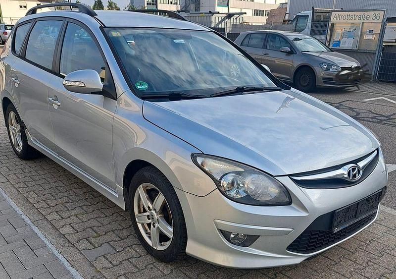 Silber Gebraucht 2011 Hyundai i30 Edition Kombi | 1.550 € (Superpreis) - Bild 1/4