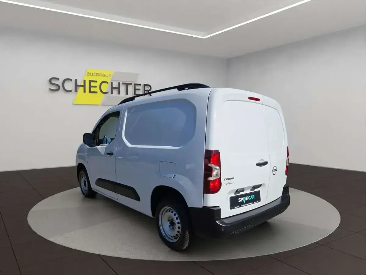 Gebraucht Opel Combo Edition 102 PS (75 kW) 2022 Jade weiß Van / Kleinbus