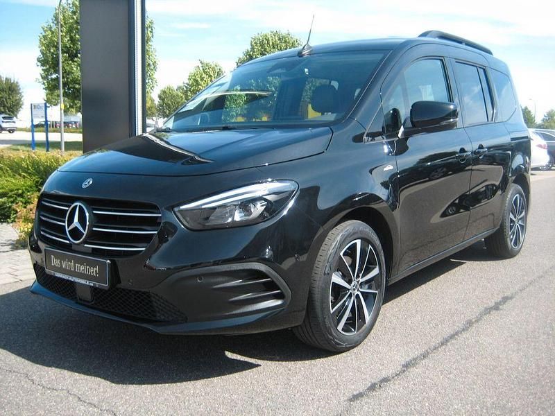 Schwarz Gebraucht 2022 Mercedes T180 Progressive Van / Kleinbus | 26.990 € (Fairer Preis) - Bild 1/4
