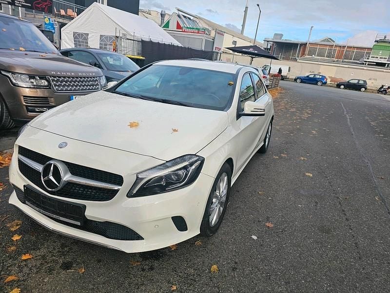 Weiß Gebraucht 2016 Mercedes 180 Limousine | 10.999 € - Bild 1/4