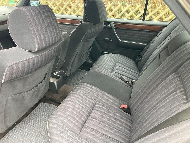 Gebraucht Mercedes 300 110 PS (80 kW) 1991 Grau Limousine