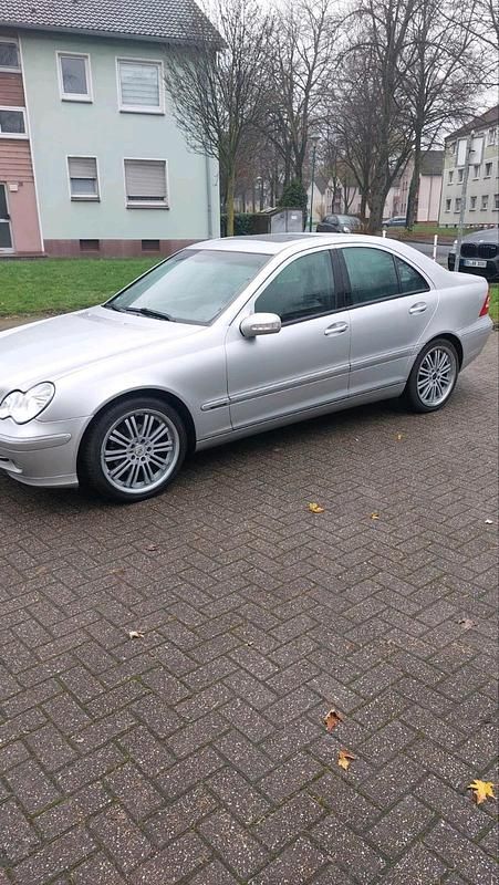 Grau Gebraucht 2004 Mercedes C220 Limousine | 3.200 € (Guter Preis) - Bild 1/4