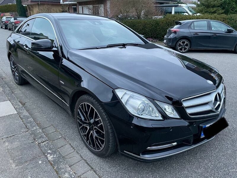 Schwarz Gebraucht 2011 Mercedes E300 Elegance Coupé | 15.990 € (Fairer Preis) - Bild 1/4
