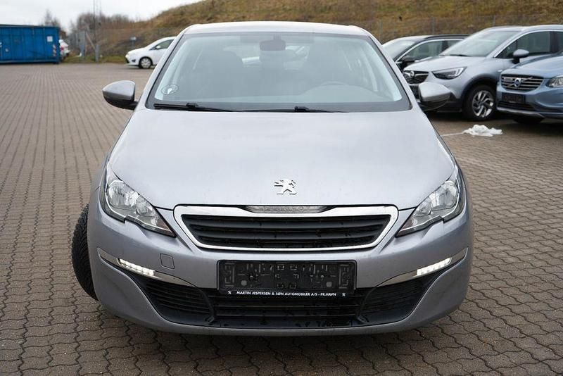 Gebraucht Peugeot 308 Active 120 PS (88 kW) 2017 Grau Limousine
