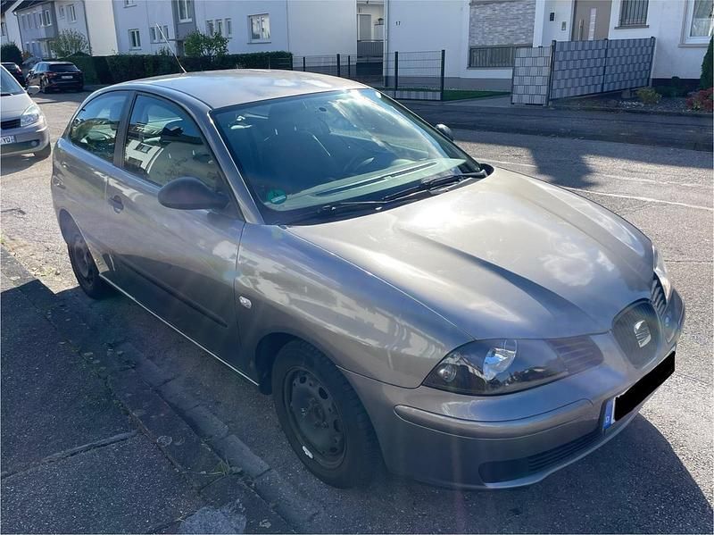 Grau Gebraucht 2003 Seat Ibiza Kleinwagen | 1.300 € (Etwas zu teuer) - Bild 1/4